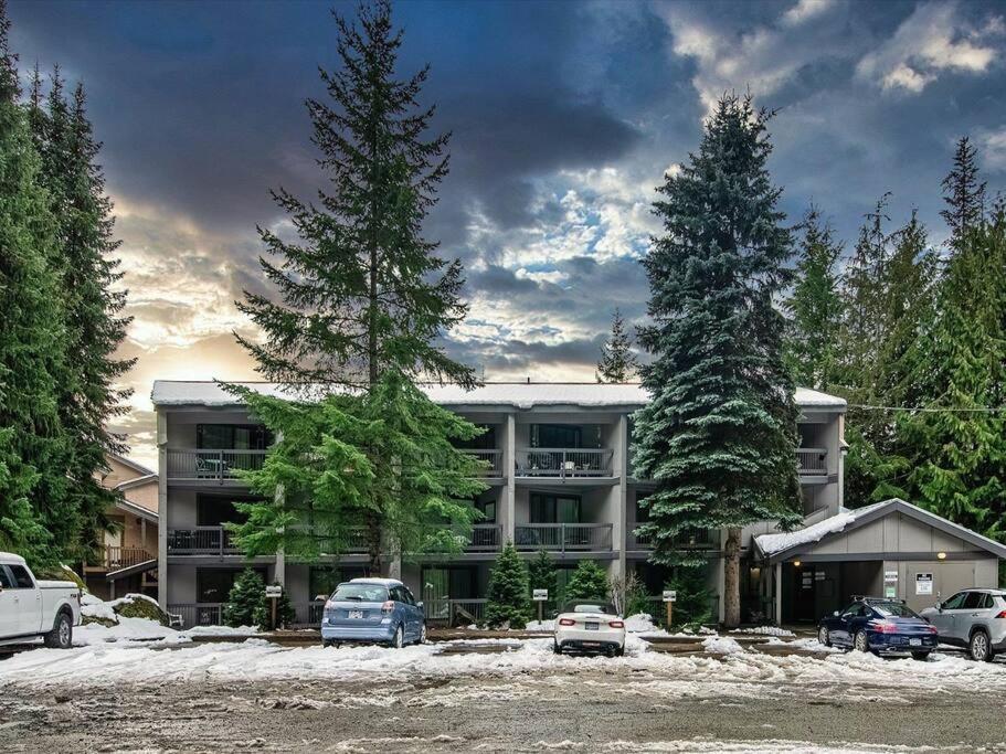 Casa Creekside - Walk To Gondola, Shops, Lakes! Уистлер Экстерьер фото
